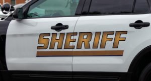 Coche de policía que dice "sheriff" en el lado en letras doradas