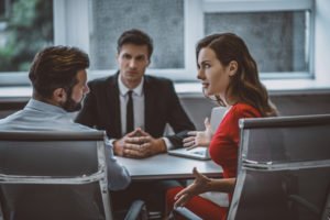 Pareja en mediación de divorcio