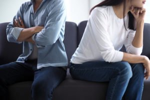 Esposo y esposa de espaldas el uno al otro