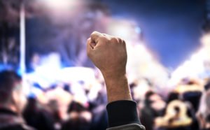 Mano levantada en protesta en una manifestación pacífica que no viola el NRS 203.070.
