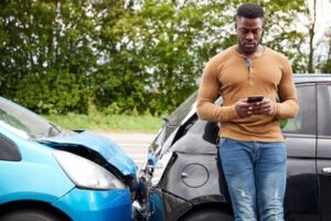 Hombre llamando por ayuda tras un accidente de coche