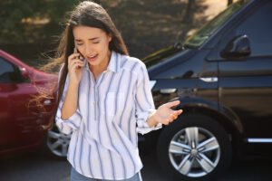 Mujer en el teléfono siguiendo un golpe de frente