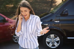 Mujer en el teléfono después de un golpe de aleta