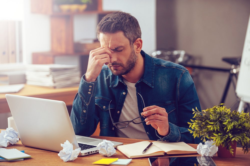Un empleado estresado considerando tomar una "licencia por estrés" de su trabajo. Un empleado estresado considerando tomar una "licencia por estrés" de su trabajo.