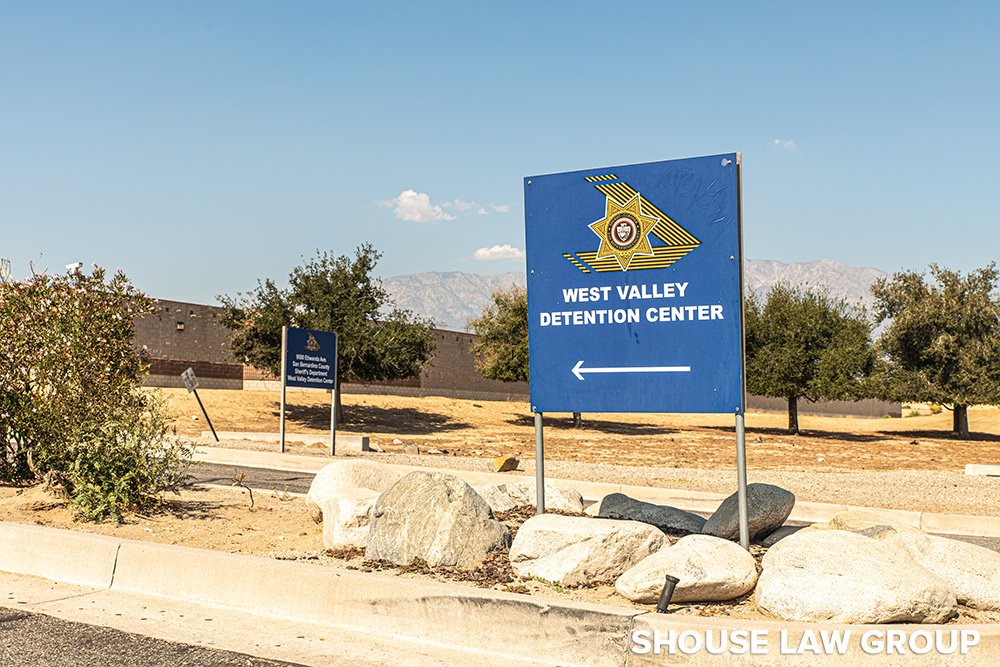 El letrero de entrada al Centro de Detención del Valle Oeste.