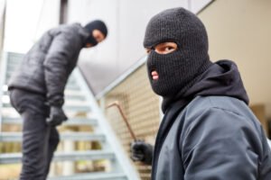 Dos hombres con máscaras robando una tienda en violación del PC 459