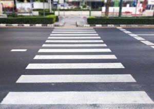 Crucero vacío en una calle de la ciudad