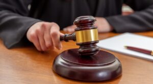 Judge hammering down gavel after accepting a PC 1385 motion