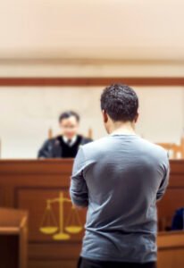 Acusado siendo encontrado en desacato del tribunal en una sala de audiencias