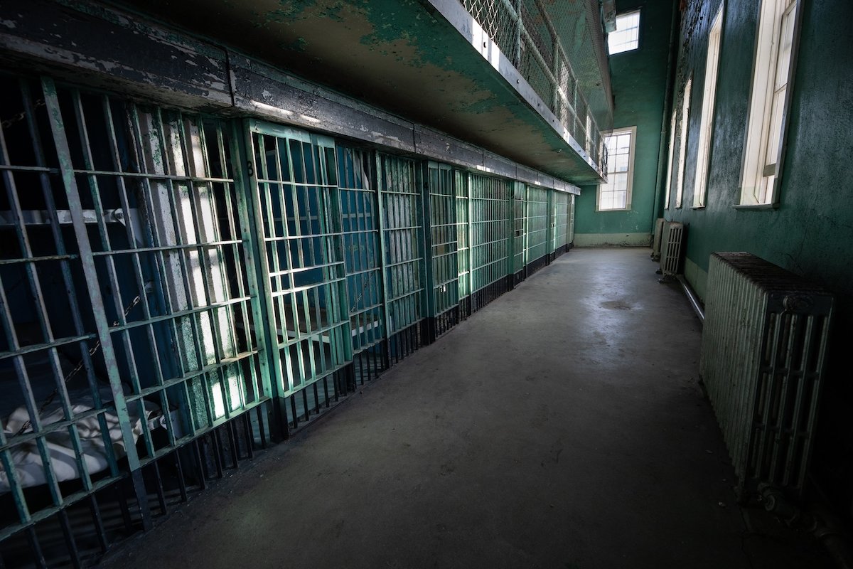 Serie de celdas de prisión vacías