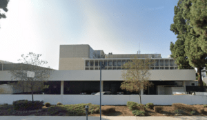 Exterior del Departamento de Policía de Los Ángeles en Van Nuys