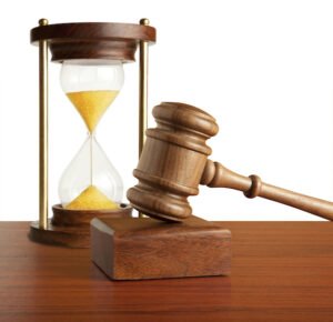 Hourglass and gavel, signifying a speedy trial