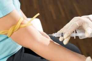 Brazo de un detenido por DUI siendo sometido a una extracción de sangre