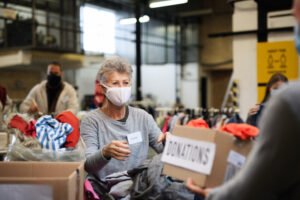 Una mujer voluntariado en un centro de donación.