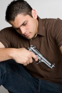 Hombre sosteniendo una pistola
