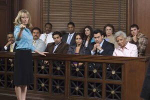 Abogado dirigiéndose a un jurado