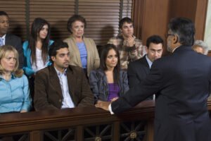 Jurados en la sala del jurado con el abogado hablándoles