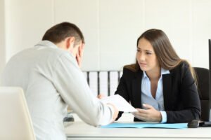 Empleador triste presentando una queja ante la Junta de Trabajo Empleador triste presentando una queja ante la Junta de Trabajo