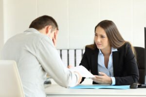 Empleador triste presentando queja ante la Junta de Trabajo