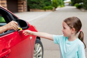 Extraño atrayendo a un niño desde un coche