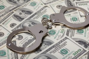 Esposas encima de dinero en efectivo Esposas encima de dinero en efectivo