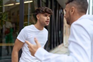 Hombre desafiando a otro a una pelea en violación de NRS 200.450.