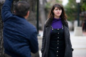 Acosador acosando a una mujer en la calle