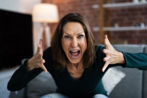 Mujer enojada gritando a la cámara