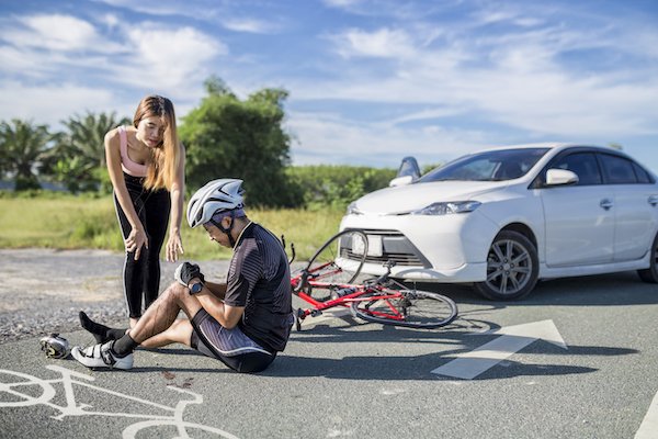 Secuelas de una colisión entre un sedán y una bicicleta