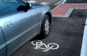Coche medio en un carril para bicicletas en violación de la ley de California