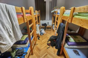 Habitación de residencia que muestra varias literas