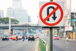 Señal de tráfico de No U-Turn recordando a los conductores de la ley 22102 CVC