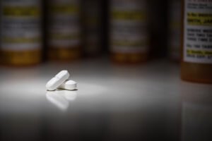 Pastillas de Vicodin en una mesa