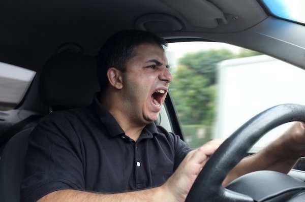 Conductor detrás del volante gritando y conduciendo de manera errática, lo que puede llevar a un cargo de NRS 484B.653.
