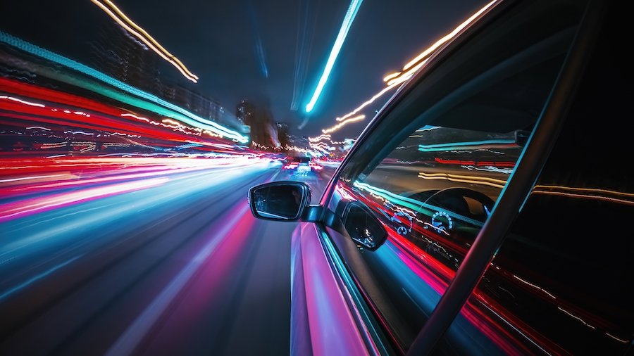 Un coche circulando a gran velocidad por una calle concurrida