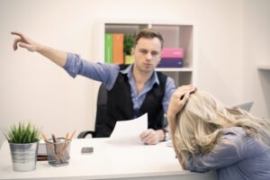 Boss fires employee for turning in her 2 week notice
