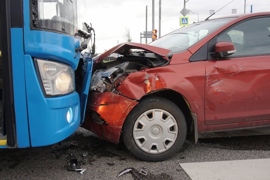 consecuencias de la colisión entre un autobús y un coche