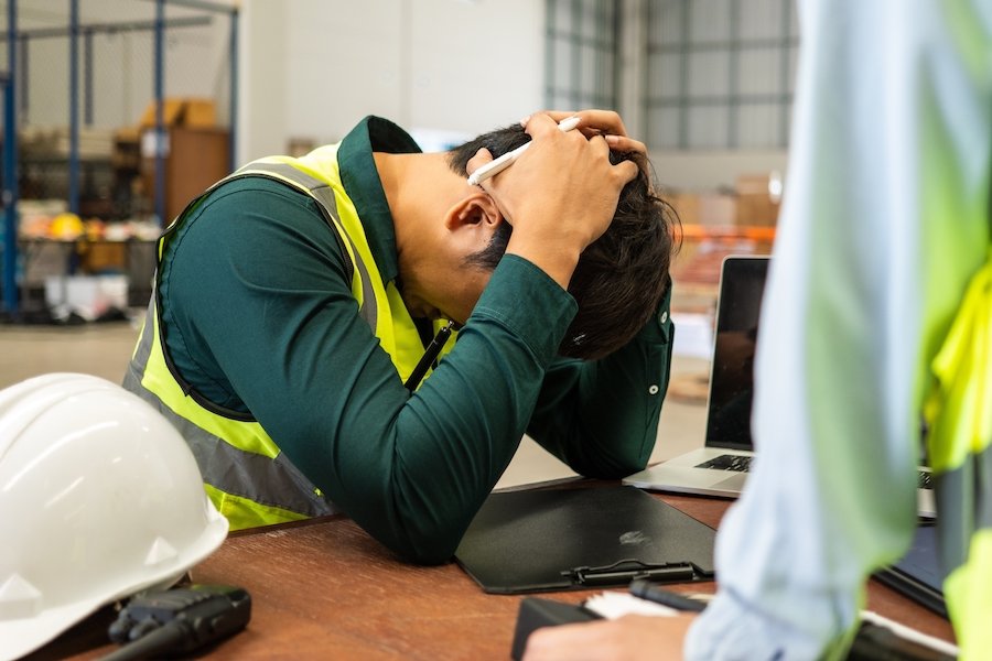 trabajador de construcción con contratista después de un accidente