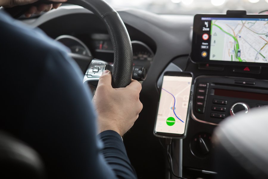 Tablero de un automóvil que muestra la navegación del teléfono