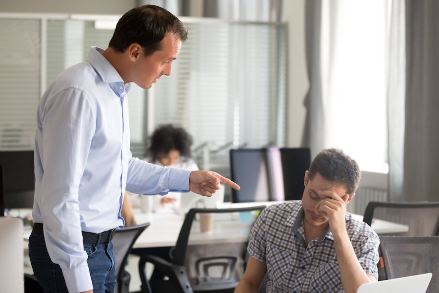 Jefe regañando a un empleado después de un error