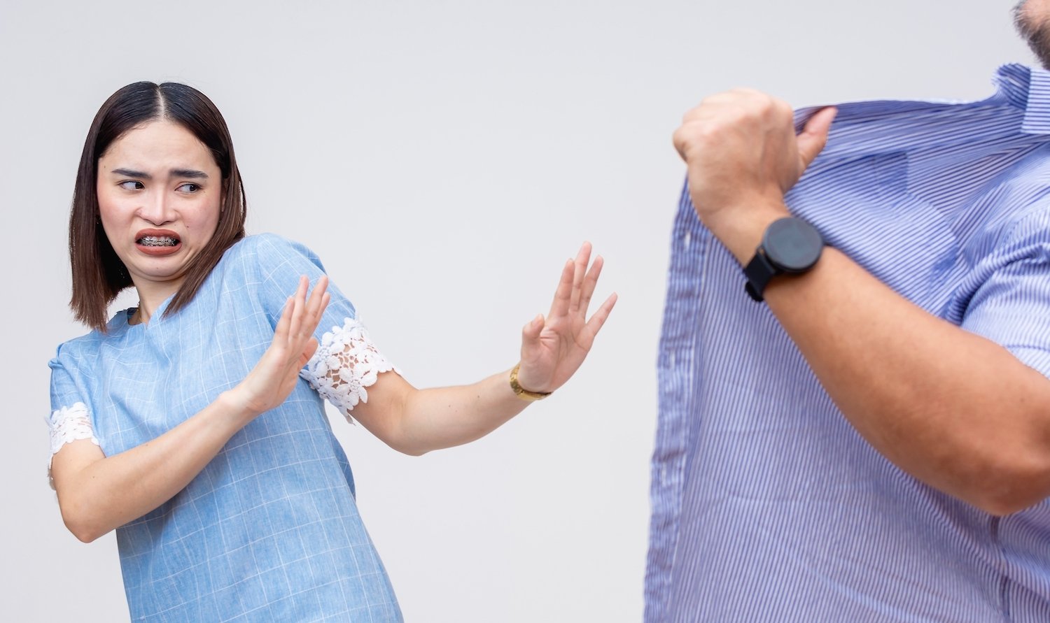 Hombre mostrando sus genitales a una mujer que se aleja con disgusto sobre un fondo gris
