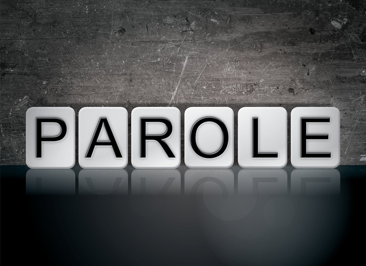 La palabra "'PAROLE" en letras mayúsculas sobre un fondo gris. 3056 PC permite que los liberados condicionales vuelvan a la custodia estatal si ganan su audiencia de revocación.