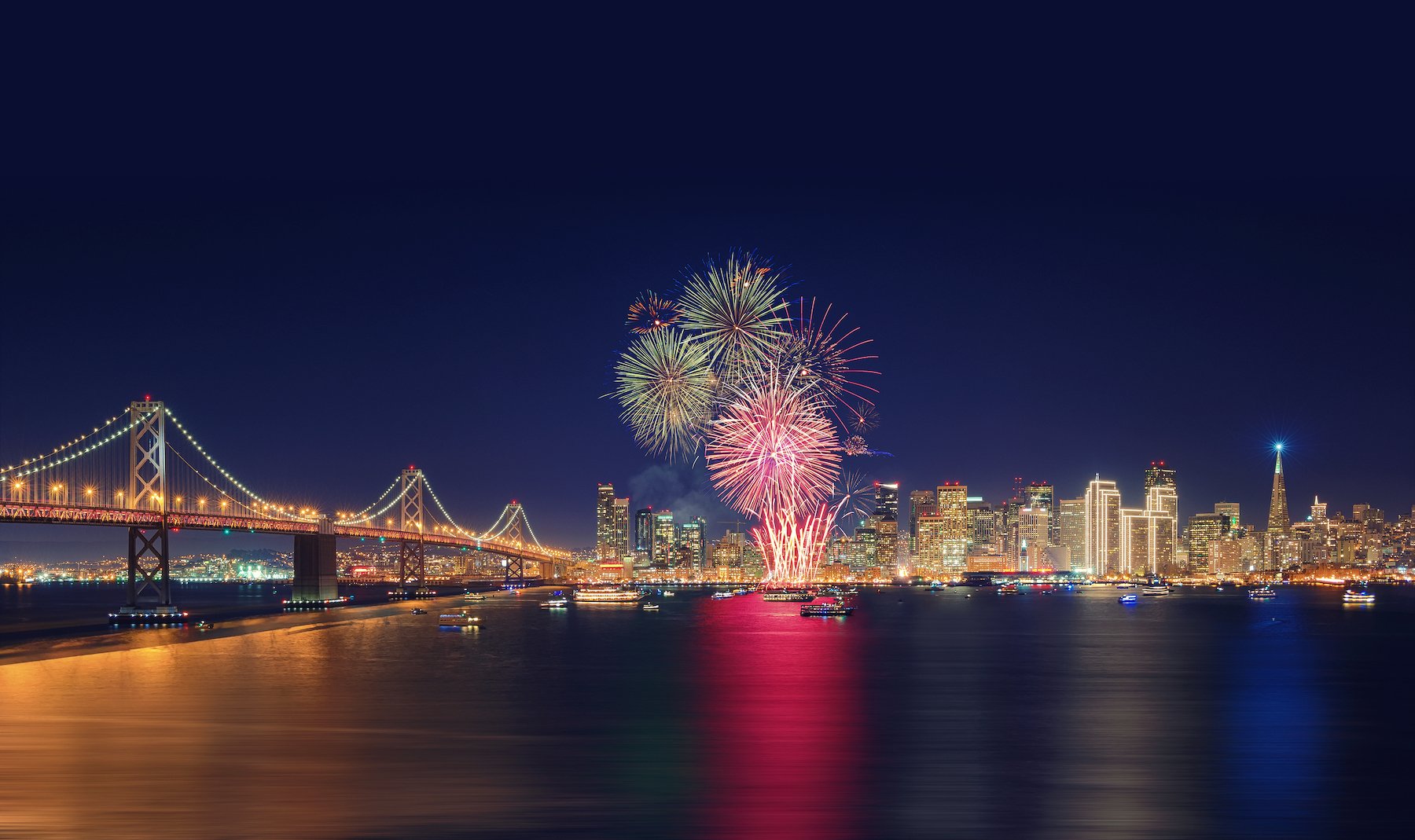 Fuegos artificiales sobre el puente de San Francisco por la noche
