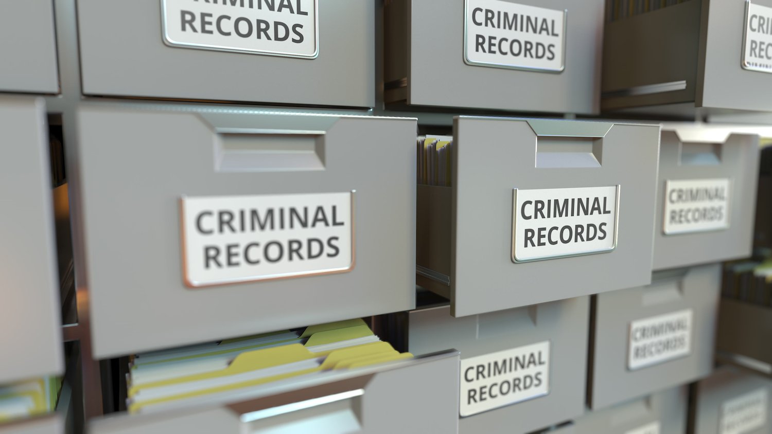 Archivadores en una oficina con cajones abiertos etiquetados como "registros criminales"