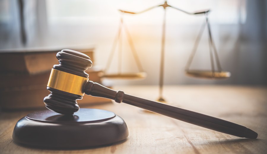 Mazo de juez contra una balanza de la justicia