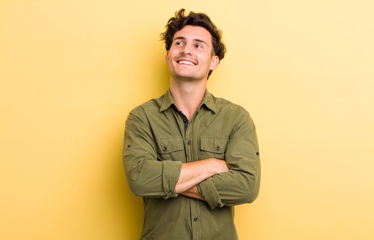 Hombre mirando esperanzado contra un fondo amarillo después de ser eliminado del registro de delincuentes sexuales