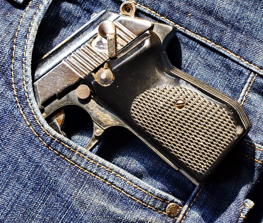 Revólver en el bolsillo de un par de jeans