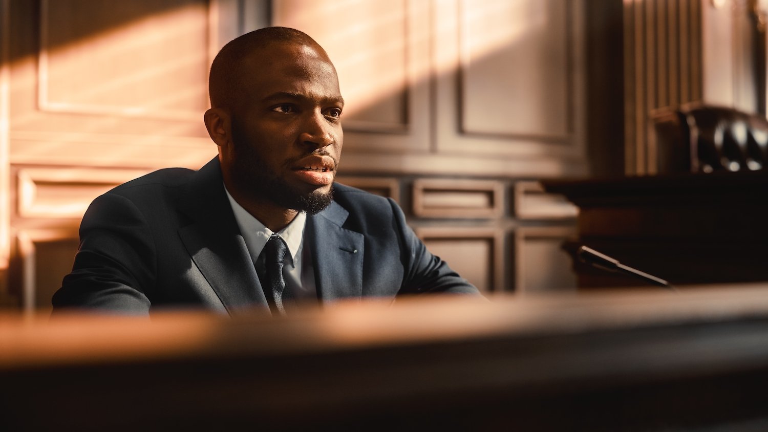 Hombre en el estrado de testigos durante un juicio a punto de cometer falsedad ideológica