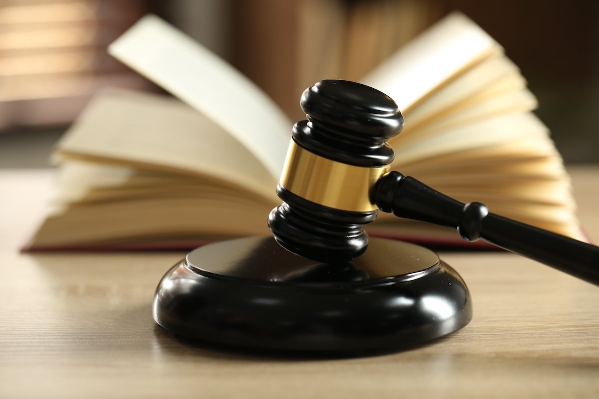 Mazo de juez frente a un libro de leyes en la oficina del juez