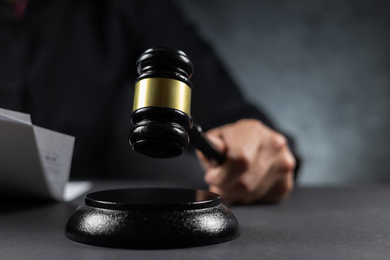 Juez golpeando un mazo después de emitir una MPO en Colorado
